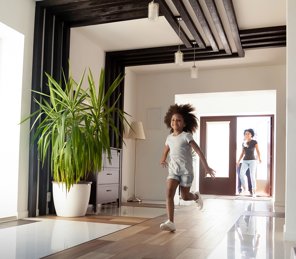 19-LNX-0025_Social_Content_Symptoms_0417Summer-960×840 Child running in through front of home